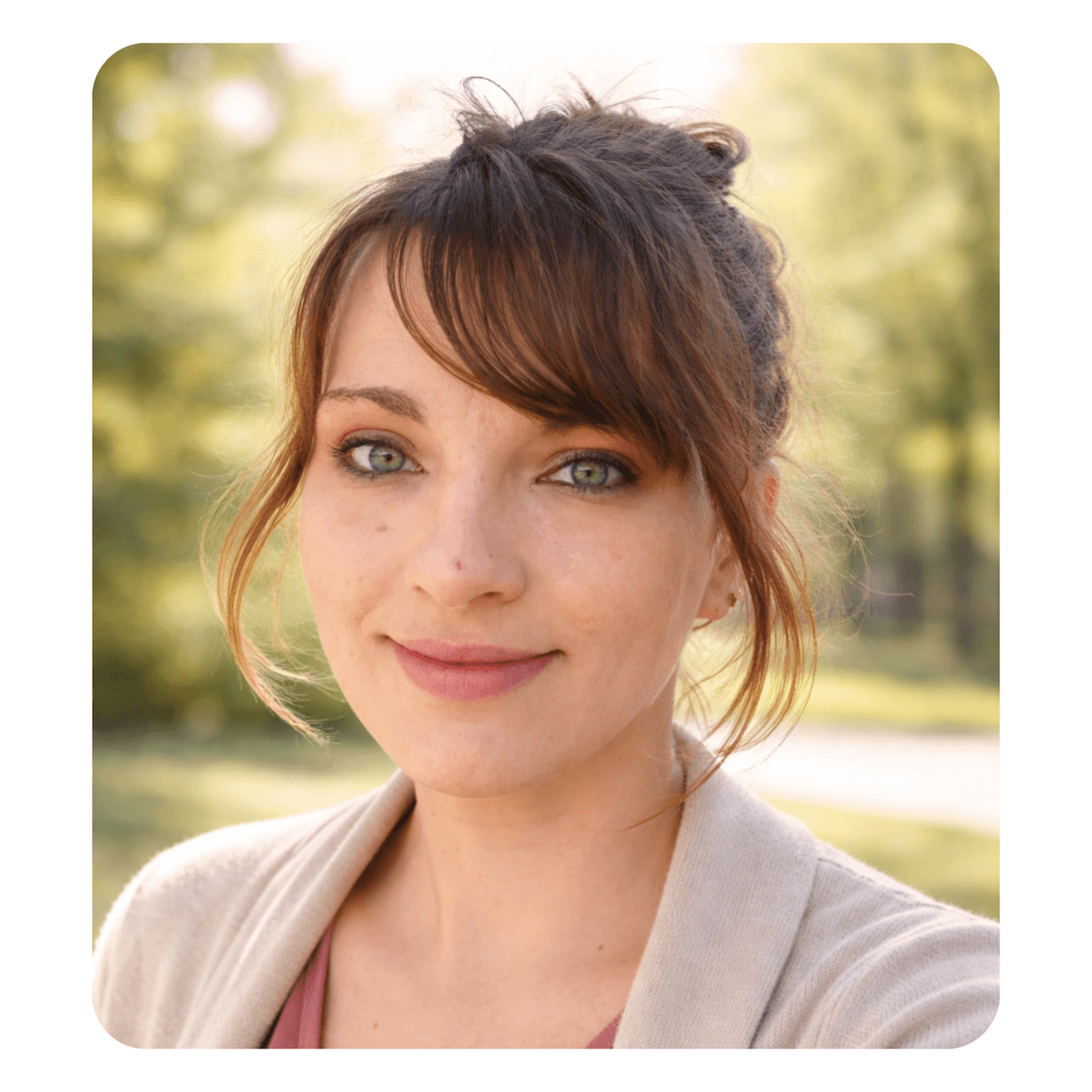 Camille, sophrologue à Dunkerque, souriante en extérieur
